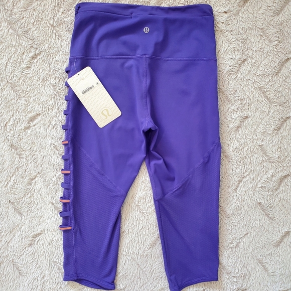 Lululemon Iris Flower 17" Breezy Crop Size 6 - Picture 7 of 14